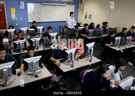 Dallas, Texas, 23. Januar 2009: Männlicher Lehrer überwacht Schüler der siebten und achten Klasse im Computerlabor der Peak Preparatory Academy in Ost-Dallas. Die Schule ist eine öffentlich-rechtliche Schule, die in ihrer fünfjährigen Geschichte ein bemerkenswertes Wachstum bei den Schülerleistungen verzeichnet hat. ©Bob Daemmrich Stockfoto