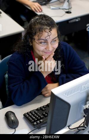 Dallas, Texas, 23. Januar 2009: Schüler der siebten und achten Klasse im Computerlabor der Peak Preparatory Academy in East Dallas. Die Schule ist eine öffentliche Charter-Schule, die bemerkenswerte Wachstum in der Schülerleistung in seiner fünfjährigen Geschichte gezeigt hat. ©Bob Daemmrich Stockfoto