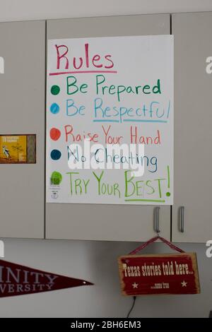 Dallas, Texas, 23. Januar 2009: Sign in Classroom gibt die Regeln an der Peak Preparatory Academy in East Dallas an, einer öffentlichen Charterschule, die in ihrer fünfjährigen Geschichte ein bemerkenswertes Wachstum bei den Schülerleistungen verzeichnet hat. ©Bob Daemmrich Stockfoto