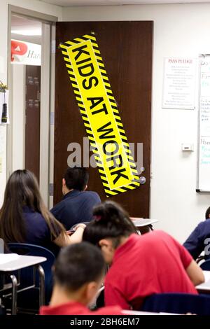 Dallas, Texas, 23. Januar 2009: „Kids at Work“ unterschreiben an der Tür des Klassenzimmers, während die Schüler an der Peak Preparatory Academy im Osten von Dallas arbeiten, einer öffentlichen Charterschule, die in ihrer fünfjährigen Geschichte ein bemerkenswertes Wachstum bei den Schülerleistungen verzeichnet hat. ©Bob Daemmrich Stockfoto