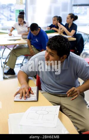 Dallas, Texas, 23. Januar 2009: Schüler der achten Klasse der Englischklasse an der Peak Preparatory Academy in East Dallas. Die Schule ist eine öffentlich-rechtliche Schule, die in ihrer fünfjährigen Geschichte ein bemerkenswertes Wachstum bei den Schülerleistungen verzeichnet hat. ©Bob Daemmrich Stockfoto