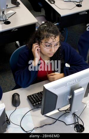 Dallas, Texas, 23. Januar 2009: Schüler der siebten und achten Klasse im Computerlabor der Peak Preparatory Academy in East Dallas. Die Schule ist eine öffentliche Charter-Schule, die bemerkenswerte Wachstum in der Schülerleistung in seiner fünfjährigen Geschichte gezeigt hat. ©Bob Daemmrich Stockfoto