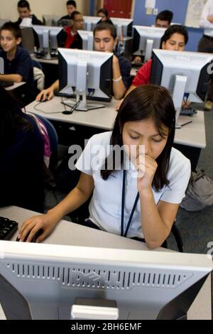 Dallas, Texas, 23. Januar 2009: Schüler der siebten und achten Klasse im Computerlabor der Peak Preparatory Academy in East Dallas. Die Schule ist eine öffentliche Charter-Schule, die bemerkenswerte Wachstum in der Schülerleistung in seiner fünfjährigen Geschichte gezeigt hat. ©Bob Daemmrich Stockfoto
