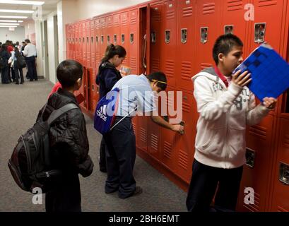 Dallas, Texas, 23. Januar 2009: Schüler an ihren Schulfächern im Flur der Peak Preparatory Academy in Ost-Dallas. Die Schule ist eine öffentlich-rechtliche Schule, die in ihrer fünfjährigen Geschichte ein bemerkenswertes Wachstum bei den Schülerleistungen verzeichnet hat. ©Bob Daemmrich Stockfoto