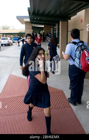 Dallas, Texas, 23. Januar 2009: Studenten gehen an der Peak Preparatory Academy im Osten von Dallas, einer öffentlichen Charterschule, die in ihrer fünfjährigen Geschichte ein bemerkenswertes Wachstum bei den Schülerleistungen verzeichnet hat. ©Bob Daemmrich Stockfoto