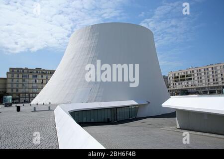 Le Volcan - das auffälligste Wahrzeichen von Le Havre, das 1982 vom brasilianischen Architekten Oscar Niemeyer entworfen und eröffnet wurde, ist auch die bedeutendste Kultur der Stadt Stockfoto