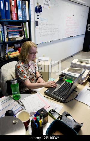 Dallas, Texas, 23. Januar 2009: Lehrer, der an Unterrichtsplänen arbeitet, an der Peak Preparatory Academy in East Dallas, einer öffentlichen Charterschule, die in ihrer fünfjährigen Geschichte ein bemerkenswertes Wachstum der Schülerleistungen gezeigt hat. ©Bob Daemmrich Stockfoto