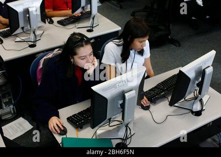 Dallas, Texas, 23. Januar 2009: Schüler der siebten und achten Klasse im Computerlabor der Peak Preparatory Academy in East Dallas. Die Schule ist eine öffentliche Charter-Schule, die bemerkenswerte Wachstum in der Schülerleistung in seiner fünfjährigen Geschichte gezeigt hat. ©Bob Daemmrich Stockfoto