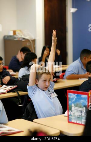 Dallas, Texas, 23. Januar 2009: Eifriger Student hebt seine Hand in der Spanischklasse für Siebtklässler an der Peak Preparatory Academy im Osten von Dallas. Die Schule ist eine öffentlich-rechtliche Schule, die in ihrer fünfjährigen Geschichte ein bemerkenswertes Wachstum bei den Schülerleistungen verzeichnet hat. ©Bob Daemmrich Stockfoto