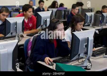 Dallas, Texas, 23. Januar 2009: Schüler der siebten und achten Klasse im Computerlabor der Peak Preparatory Academy in East Dallas. Die Schule ist eine öffentliche Charter-Schule, die bemerkenswerte Wachstum in der Schülerleistung in seiner fünfjährigen Geschichte gezeigt hat. ©Bob Daemmrich Stockfoto
