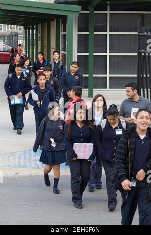 Dallas, Texas, 23. Januar 2009: Studenten gehen an der Peak Preparatory Academy im Osten von Dallas, einer öffentlichen Charterschule, die in ihrer fünfjährigen Geschichte ein bemerkenswertes Wachstum bei den Schülerleistungen verzeichnet hat. ©Bob Daemmrich Stockfoto