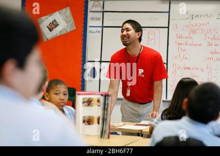 Dallas, Texas, 23. Januar 2009: Japanisch-amerikanischer Lehrer in seiner Klasse der siebten Klasse an der Peak Preparatory Academy in East Dallas, einer öffentlichen Charterschule, die in ihrer fünfjährigen Geschichte ein bemerkenswertes Wachstum bei den Schülerleistungen verzeichnet hat. ©Bob Daemmrich Stockfoto