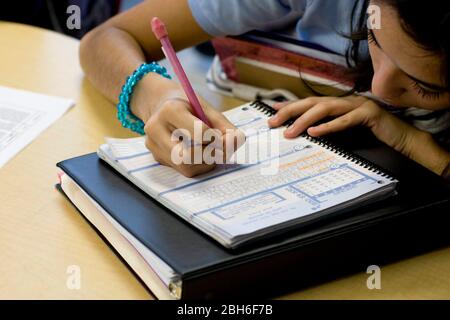 Dallas, Texas, 23. Januar 2009: Schüler füllen ein Stundenplanbuch an der Peak Preparatory Academy in East Dallas, einer öffentlichen Charterschule, die in ihrer fünfjährigen Geschichte ein bemerkenswertes Wachstum der Schülerleistung gezeigt hat. ©Bob Daemmrich Stockfoto