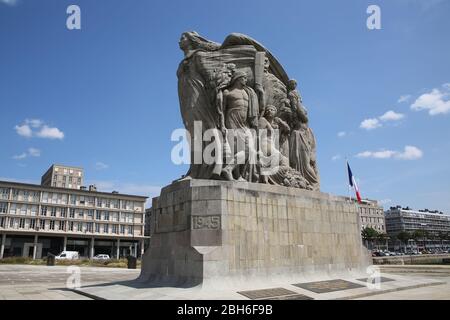 Monuments aux Morts ist ein beeindruckendes Denkmal, um alle Zivilisten zu ehren, die in den Kriegen starben, ob sie von den Bombengranaten der Alliierten getötet wurden oder Stockfoto