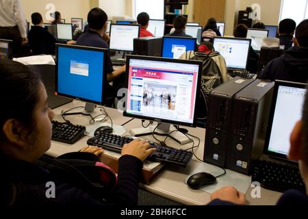 Dallas, Texas, 23. Januar 2009: Schüler der siebten und achten Klasse im Computerlabor der Peak Preparatory Academy in East Dallas. Die Schule ist eine öffentliche Charter-Schule, die bemerkenswerte Wachstum in der Schülerleistung in seiner fünfjährigen Geschichte gezeigt hat. ©Bob Daemmrich Stockfoto