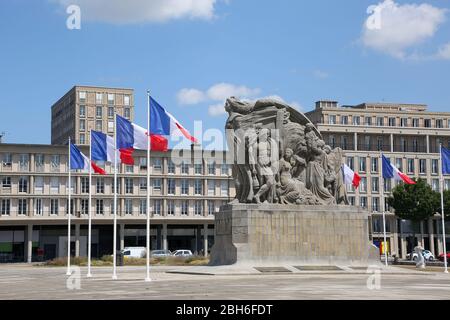 Monuments aux Morts ist ein Denkmal für alle Zivilisten, die in den Kriegen gestorben zu ehren. Es ist von französischen Flaggen umgeben, Le Havre, Normandie, Frankreich. Stockfoto
