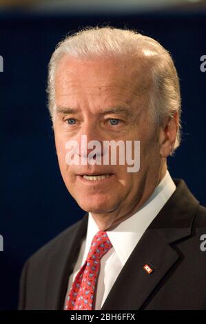 Austin, Texas, USA, 28.. April 2009: Vizepräsident Joe Biden spricht auf einer Pressekonferenz während seines Besuchs im National Violence Hot Line Center. ©Marjorie Kamys Cotera/Daemmrich Photography Stockfoto