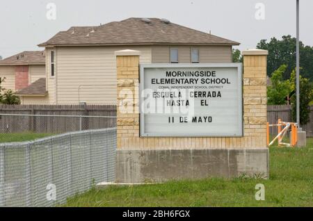 New Braunfels, Texas, USA, April 30 2009: Auf Empfehlung des Gesundheitsministeriums von Comal County schloss der unabhängige Schulbezirk von Comal alle seine Schulen bis Mai 11. aufgrund von Fällen im Bereich des H1N1-Influenza-A-Virus oder der „Weingrippe“. Dieses Schild vor einer Comal ISD Grundschule liefert diese Botschaft auf Spanisch. ©Marjorie Kamys Cotera/Daemmrich Photography Stockfoto
