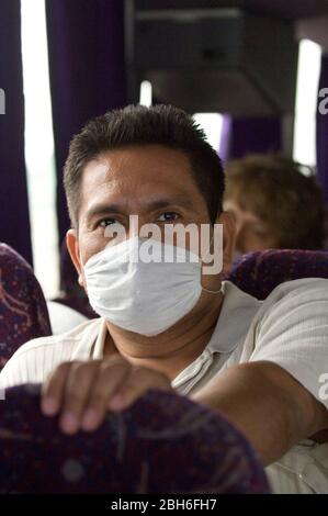 San Marcos, Texas USA, April 30 2009: Ein männlicher Passagier in einem Bus von Nuevo Laredo nach Chicago trägt während eines Raststopps in Zentral-Texas eine Maske. Die meisten Fahrgäste im Bus trugen Masken, um sich vor dem Influenza-A-Virus von H1Ni oder der „Weingrippe“ zu schützen. ©Marjorie Kamys Cotera/Daemmrich Photography Stockfoto