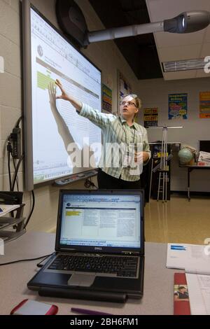 Manor, Texas, USA, 30. Juni 2008: Lehrer, der auf einer landesweiten Bildungskonferenz mit einem Smartboard Konzepte auf dem Computer vorstellte, damit Schulverwalter die Manor New Tech High School beobachten konnten. Die Schule ist ein Modell für Lernkonzepte wie Computertechnik, neue Medien, Grafikdesign und Informationstechnologie. ©Bob Daemmrich Stockfoto