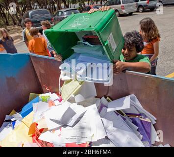 Austin, Texas, USA, 4. Juni 2008. Barton Hills Elementary School Jungen und Mädchen der Klasse 5. recyceln am letzten Schultag Papier aus ihren Klassenzimmern. ©Bob Daemmrich Stockfoto