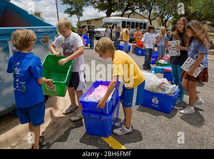 Austin, Texas, USA, 4. Juni 2008. Barton Hills Elementary School Jungen und Mädchen der Klasse 5. recyceln am letzten Schultag Papier aus ihren Klassenzimmern. ©Bob Daemmrich Stockfoto