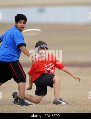 Austin, Texas, USA, 13. Dezember 2008. Die Mittelschüler der sechsten und siebten Klasse treten an einem Ultimate Disc Turnier an, bei dem sich fünf Mitschüler gegenseitig spielen. Der Sport von Ultimate betont aerobe, temperamentvolle Konkurrenz zusammen mit fairem Spiel und Sportlichkeit. ©Bob Daemmrich Stockfoto