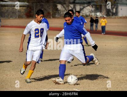 Austin, Texas, USA, 13. Dezember 2008: Fußballmatchup zwischen Teams der Martin Middle School (weiß) gegen die Webb Middle School (blau). Die Mehrheit der Spieler sind hispanisch-amerikanische Jungen in der siebten und achten Klasse. ©Bob Daemmrich Stockfoto