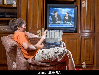 Austin, Texas, USA, 4. November 2008: High School Student (14) beobachtet Wahlergebnisse in der Wahlnacht im Internet und Fernsehen mit Stephen Colbert (l.) und Jon Stewart (r.) während des historischen Sieges für Barack Obama als Präsident der Vereinigten Staaten. ©Bob Daemmrich Stockfoto