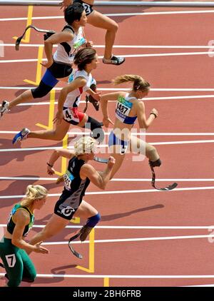 Peking, China, 13. September 2008: Tag 8 des sportlichen Wettkampfs bei den Paralympischen Spielen 2008 in Peking zeigt Marie-Amelie le fur aus Frankreich in der ersten Runde der T44 100-Meter-Frauen vor dem Feld. Weitere gezeigt werden Maya Nakanishi (4) aus Japan und Kae Horan aus Neuseeland (6).©Bob Daemmrich Stockfoto