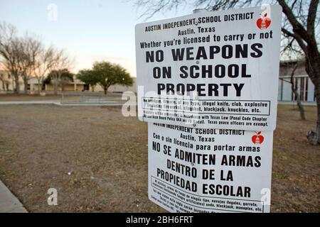 Austin, Texas, 2. Februar 2009. AA-Zeichen auf Englisch und Spanisch auf dem Gelände der Lyndon Baines Johnson (LBJ) High School warnt vor einem Verbot von Waffen auf dem Schulgelände. ©Bob Daemmrich Stockfoto