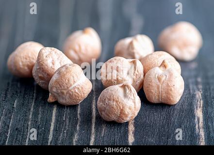 Mehrere trockene Kichererbsen auf Holztisch Stockfoto