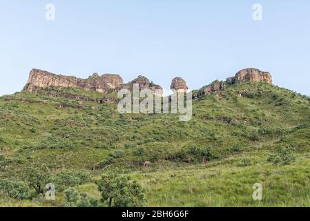 Blick vom Wanderweg Tugela Gorge Richtung Westen. Der Policemans Helm ist sichtbar Stockfoto