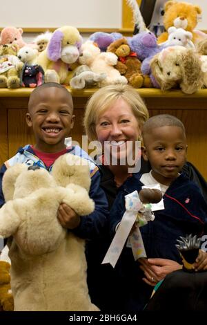 Austin, Texas, 20. November 2008: Am Tag der nationalen Adoption in Zentral-Texas nahmen 24 Familien Kinder in festlichen Zeremonien am Travis County Juvenile Court an. Richter Harriet O'Neill führt Adoptionsverhandlung für Vernell (5,l) und Jerrell (3) Journee mit den Eltern Shedric und Darlene Journee von Houston, TX (nicht abgebildet) durch. ©Bob Daemmrich Stockfoto