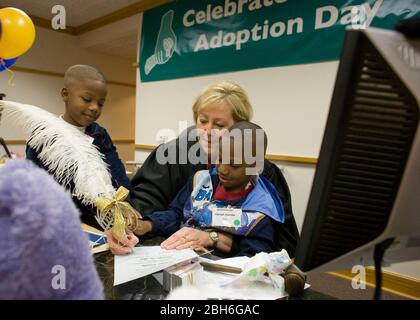 Austin, Texas, 20. November 2008: Am Tag der nationalen Adoption in Zentral-Texas nahmen 24 Familien Kinder in festlichen Zeremonien am Travis County Juvenile Court an. Richter Harriet O'Neill führt Adoptionsverhandlung für Vernell (5,l) und Jerrell (3) Journee mit den Eltern Shedric und Darlene Journee von Houston, TX (nicht abgebildet) durch. ©Bob Daemmrich Stockfoto