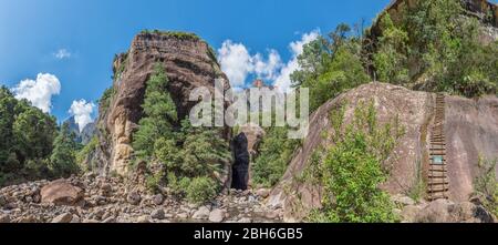 Panoramablick auf die Tugela-Schlucht in Richtung Süden. Von links nach rechts sind der Devils Tooth und Zahnstocher, Tugela Tunnel und die Kettenleiter zu sehen Stockfoto