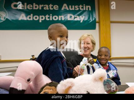 Austin, Texas, 20. November 2008: Am Tag der nationalen Adoption in Zentral-Texas nahmen 24 Familien Kinder in festlichen Zeremonien am Travis County Juvenile Court an. Richter Harriet O'Neill führt Adoptionsverhandlung für Vernell (5,l) und Jerrell (3) Journee mit den Eltern Shedric und Darlene Journee von Houston, TX (nicht abgebildet) durch. ©Bob Daemmrich Stockfoto