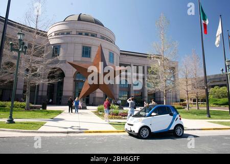 Austin, Texas, USA, 18. März 2009. SmartforTwo Car des deutschen Automobilkonzerns Daimler kündigt ein Car-Sharing-Pilotprogramm nach dem Vorbild erfolgreicher Versuche in Ulm an. Austin wird der US-Teststandort für „Cars2Go“ sein, auf dem Fahrer die GPS-fähigen Autos minutengenau mieten können, wobei die Mietwagenstandorte im Internet verfolgt werden. Hier wird das Auto vor dem Bob Bullock Texas State History Museum in der Innenstadt geparkt. ©Bob Daemmrich Stockfoto