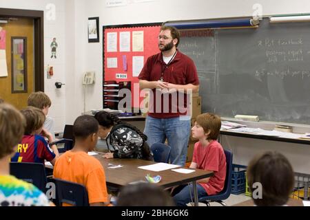 Austin, Texas USA, 28. Mai 2009: Lehrer der sechsten Klasse der Weltkulturen spricht mit seiner Klasse an der Kealing Middle School. ©Bob Daemmrich Stockfoto