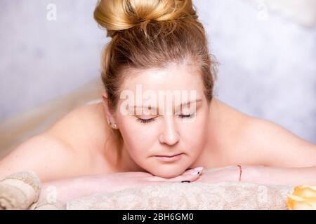 Gesunde und schöne blonde Frau im Spa-Salon. Traditionelle orientalische Aromatherapie und Schönheitsbehandlungen. Stockfoto