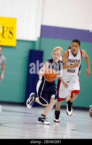 San Antonio, Texas USA, 30. Mai 2009: Jugendelite-Basketballturnier für Schüler der sechsten und siebten Klasse in einem Erholungszentrum in San Antonio. ©Bob Daemmrich Stockfoto