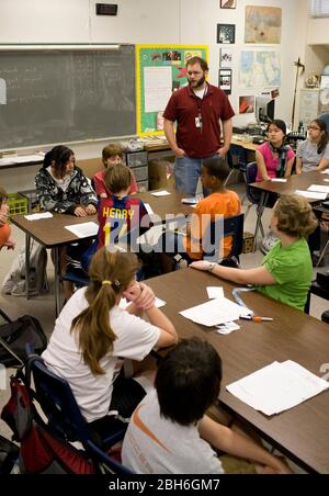 Austin, Texas USA, 28. Mai 2009: Lehrer der sechsten Klasse der Weltkulturen spricht mit seiner Klasse an der Kealing Middle School. ©Bob Daemmrich Stockfoto