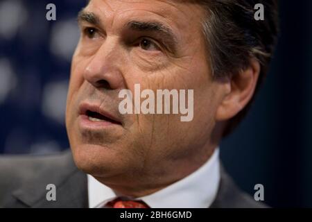 Austin, Texas: 2. Juni 2009. Der Gouverneur von Texas, Rick Perry, spricht mit dem Pressekorps des Kapitols und beschreibt die Erfolge und Misserfolge der 81. Gesetzgebenden Sitzung in Texas, die gestern ohne Kompromisse in einigen wichtigen Fragen endete. ©Bob Daemmrich Stockfoto