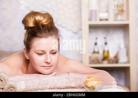 Gesunde und schöne blonde Frau im Spa-Salon. Traditionelle orientalische Aromatherapie und Schönheitsbehandlungen. Stockfoto