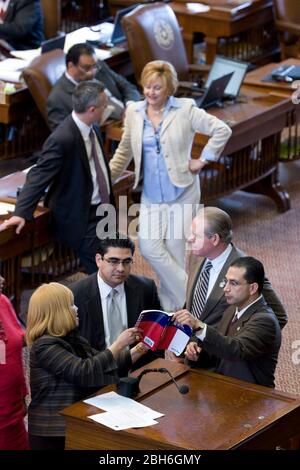 Austin, Texas, USA, 1. Juni 2009: Am letzten Tag der texanischen Legislativsitzung 81. in der Kammer des Repräsentantenhauses untersuchen demokratische Gesetzgeber am letzten Tag eine Frage zur Geschäftsordnung im Regelbuch. ©Bob Daemmrich Stockfoto