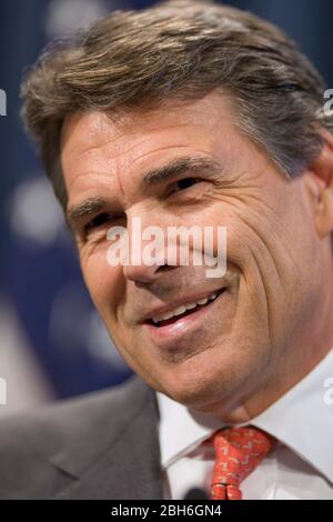 Austin, Texas: 2. Juni 2009. Der Gouverneur von Texas, Rick Perry, spricht mit dem Pressekorps des Kapitols und beschreibt die Erfolge und Misserfolge der 81. Gesetzgebenden Sitzung in Texas, die gestern ohne Kompromisse in einigen wichtigen Fragen endete. ©Bob Daemmrich Stockfoto