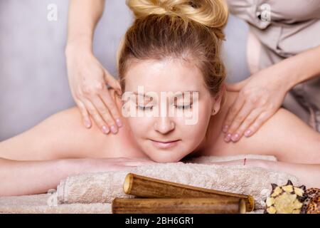 Gesunde und schöne blonde Frau im Spa-Salon. Traditionelle orientalische Aromatherapie und Schönheitsbehandlungen. Stockfoto