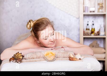 Gesunde und schöne blonde Frau im Spa-Salon. Traditionelle orientalische Aromatherapie und Schönheitsbehandlungen. Stockfoto