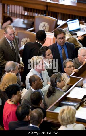 Austin, Texas, USA, 1. Juni 2009: Am letzten Tag der texanischen Legislativsitzung 81. in der Kammer des Repräsentantenhauses hören der Repräsentant Jim Pitts (c) (R-Waxahachie) und andere, wie er über eine Frage zur Geschäftsordnung über die Gültigkeit eines Gesetzentwurfs debattiert. ©Bob Daemmrich Stockfoto