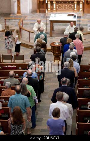 Austin, Texas, USA, 26. April 2009: Mitglieder der Lutherischen Kirche St. Martin stehen im Mittelgang des Heiligtums Schlange, während sie auf die Kommunion während des Sonntagsgottesdienstes warten. ©Bob Daemmrich Stockfoto